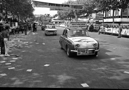 <p>Caravana publicitària de la XLV Volta a Catalunya, a l’entorn del circuit de Montjuïc durant la qual es disputava el Trofeu Teleexpress. Es va celebrar entre els dies 12 i 19 de setembre de 1965, resultant guanyador absolut Antonio Gómez del Moral, de l’equip KAS. (10/20).<br />
Fotografia: Joan Biarnés – Procedència: Arxiu Municipal de Terrassa (AMAT) – Reg: 262_012</p>
