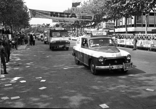 <p>Caravana publicitària de la XLV Volta a Catalunya, a l’entorn del circuit de Montjuïc durant la qual es disputava el Trofeu Teleexpress. Es va celebrar entre els dies 12 i 19 de setembre de 1965, resultant guanyador absolut Antonio Gómez del Moral, de l’equip KAS. (11/20).<br />
Fotografia: Joan Biarnés – Procedència: Arxiu Municipal de Terrassa (AMAT) – Reg: 262_013</p>
