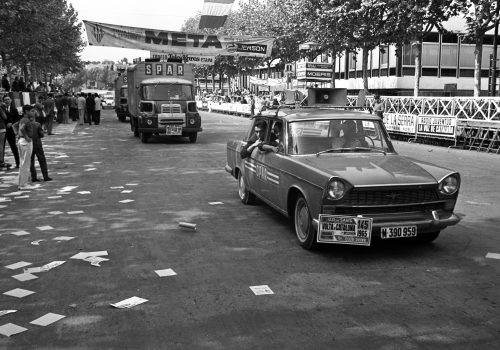 <p>Caravana publicitària de la XLV Volta a Catalunya, a l’entorn del circuit de Montjuïc durant la qual es disputava el Trofeu Teleexpress. Es va celebrar entre els dies 12 i 19 de setembre de 1965, resultant guanyador absolut Antonio Gómez del Moral, de l’equip KAS. (12/20).<br />
Fotografia: Joan Biarnés – Procedència: Arxiu Municipal de Terrassa (AMAT) – Reg: 262_014</p>
