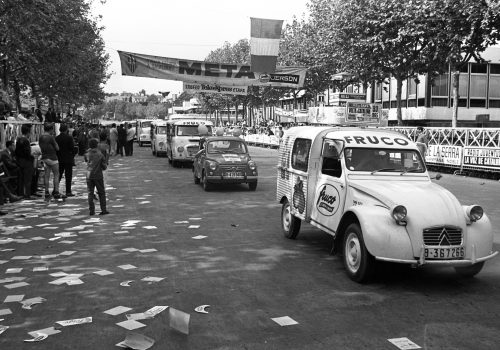 <p>Caravana publicitària de la XLV Volta a Catalunya, a l’entorn del circuit de Montjuïc durant la qual es disputava el Trofeu Teleexpress. Es va celebrar entre els dies 12 i 19 de setembre de 1965, resultant guanyador absolut Antonio Gómez del Moral, de l’equip KAS. (13/20).<br />
Fotografia: Joan Biarnés – Procedència: Arxiu Municipal de Terrassa (AMAT) – Reg: 262_015</p>
