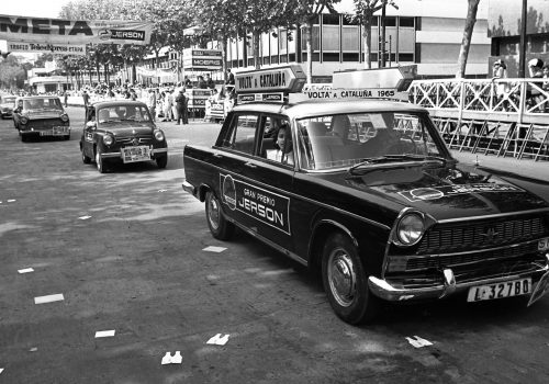 <p>Caravana publicitària de la XLV Volta a Catalunya, a l’entorn del circuit de Montjuïc durant la qual es disputava el Trofeu Teleexpress. Es va celebrar entre els dies 12 i 19 de setembre de 1965, resultant guanyador absolut Antonio Gómez del Moral, de l’equip KAS. (14/20).<br />
Fotografia: Joan Biarnés – Procedència: Arxiu Municipal de Terrassa (AMAT) – Reg: 262_016</p>

