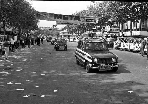 <p>Caravana publicitària de la XLV Volta a Catalunya, a l’entorn del circuit de Montjuïc durant la qual es disputava el Trofeu Teleexpress. Es va celebrar entre els dies 12 i 19 de setembre de 1965, resultant guanyador absolut Antonio Gómez del Moral, de l’equip KAS. (15/20).<br />
Fotografia: Joan Biarnés – Procedència: Arxiu Municipal de Terrassa (AMAT) – Reg: 262_017</p>
