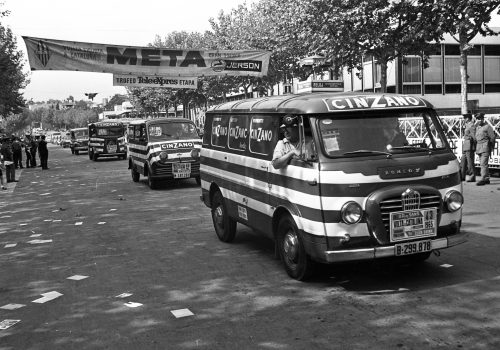 <p>Caravana publicitària de la XLV Volta a Catalunya, a l’entorn del circuit de Montjuïc durant la qual es disputava el Trofeu Teleexpress. Es va celebrar entre els dies 12 i 19 de setembre de 1965, resultant guanyador absolut Antonio Gómez del Moral, de l’equip KAS. (16/20).<br />
Fotografia: Joan Biarnés – Procedència: Arxiu Municipal de Terrassa (AMAT) – Reg: 262_018</p>
