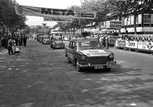<p>Caravana publicitària de la XLV Volta a Catalunya, a l’entorn del circuit de Montjuïc durant la qual es disputava el Trofeu Teleexpress. Es va celebrar entre els dies 12 i 19 de setembre de 1965, resultant guanyador absolut Antonio Gómez del Moral, de l’equip KAS. (17/20).<br />
Fotografia: Joan Biarnés – Procedència: Arxiu Municipal de Terrassa (AMAT) – Reg: 262_019</p>
