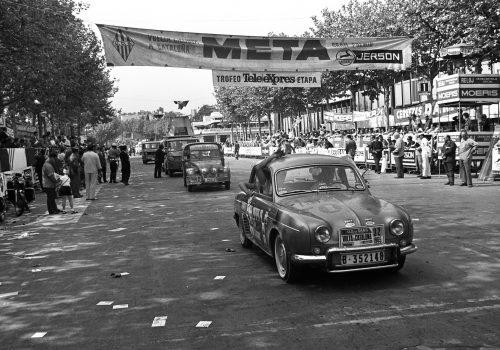 <p>Caravana publicitària de la XLV Volta a Catalunya, a l’entorn del circuit de Montjuïc durant la qual es disputava el Trofeu Teleexpress. Es va celebrar entre els dies 12 i 19 de setembre de 1965, resultant guanyador absolut Antonio Gómez del Moral, de l’equip KAS. (18/20).<br />
Fotografia: Joan Biarnés – Procedència: Arxiu Municipal de Terrassa (AMAT) – Reg: 262_020</p>
