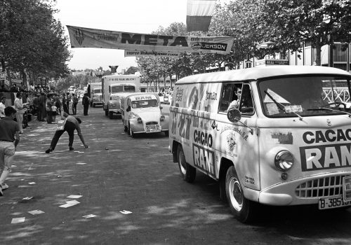 <p>Caravana publicitària de la XLV Volta a Catalunya, a l’entorn del circuit de Montjuïc durant la qual es disputava el Trofeu Teleexpress. Es va celebrar entre els dies 12 i 19 de setembre de 1965, resultant guanyador absolut Antonio Gómez del Moral, de l’equip KAS. (19/20).<br />
Fotografia: Joan Biarnés – Procedència: Arxiu Municipal de Terrassa (AMAT) – Reg: 262_021</p>
