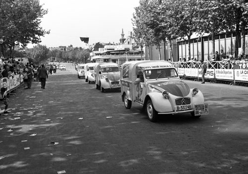<p>Caravana publicitària de la XLV Volta a Catalunya, a l’entorn del circuit de Montjuïc durant la qual es disputava el Trofeu Teleexpress. Es va celebrar entre els dies 12 i 19 de setembre de 1965, resultant guanyador absolut Antonio Gómez del Moral, de l’equip KAS. (20/20).<br />
Fotografia: Joan Biarnés – Procedència: Arxiu Municipal de Terrassa (AMAT) – Reg: 262_022</p>
