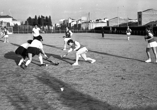 <p>Hoquei femení, 1965.<br />
Fotografia: Joan Biarnés – Procedència: Arxiu Municipal de Terrassa (AMAT) – Reg: 286_013</p>
