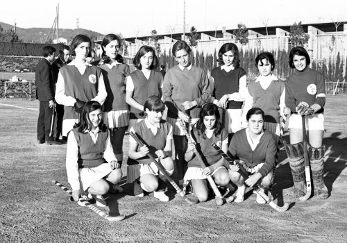 <p>Equip femení del CD Terrassa Hockey, 23 de gener del 1965.<br />
Fotografia: Joan Biarnés – Procedència: Arxiu Municipal de Terrassa (AMAT) – Reg: 290_001</p>
