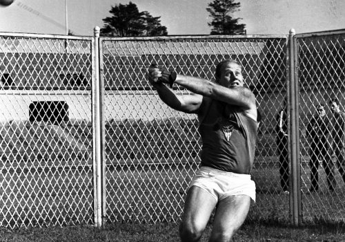 <p>II Copa Pirineus, celebrada a l’estadi de Montjuïc, el 24 d’octubre de 1965. A la corresponent al llançament de martell apareix Llorenç Cassi i Morató, del CN Barcelona.</p>
<p>Fotografia: Joan Biarnés – Procedència: Arxiu Municipal de Terrassa (AMAT) – Reg: 305_006</p>
