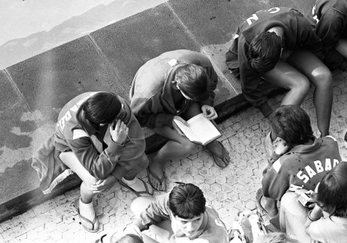 <p>Nadadores fent temps per la competició durant el Campionat de Catalunya femení. Piscina de Sabadell, 1965.<br />
Fotografia: Joan Biarnés – Procedència: Arxiu Municipal de Terrassa (AMAT) – Reg: 319_003</p>
