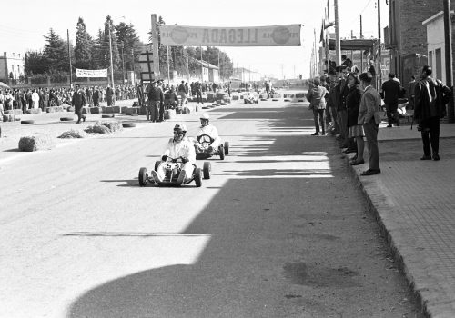 <p>II Carrera de Karts celebrada a l’avinguda d’Abat Marcet, 3 de juliol del 1966. Competició organitzada per Motor Sport Tarrasa que formava part del programa d’activitats de la festa major del 1966.<br />
Fotografia: Joan Biarnés – Procedència: Arxiu Municipal de Terrassa (AMAT) – Reg: 350_011</p>

