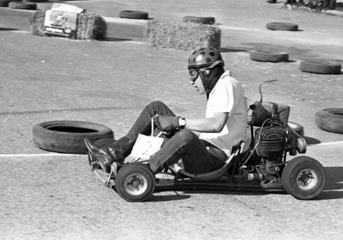 <p>II Carrera de Karts celebrada a l’avinguda d’Abat Marcet, 3 de juliol del 1966. Competició organitzada per Motor Sport Tarrasa que formava part del programa d’activitats de la festa major del 1966.<br />
Fotografia: Joan Biarnés – Procedència: Arxiu Municipal de Terrassa (AMAT) – Reg: 350_023</p>
