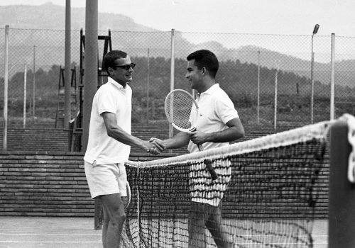 <p>Encaixada de mans a la pista de Tenis, 1966.<br />
Fotografia: Joan Biarnés – Procedència: Arxiu Municipal de Terrassa (AMAT) – Reg: 354_010</p>
