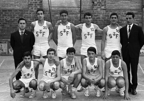 <p>Equip de bàsquet del Sagrada Família, 30 de gener de 1966.<br />
Fotografia: Joan Biarnés – Procedència: Arxiu Municipal de Terrassa (AMAT) – Reg: 361_001</p>
