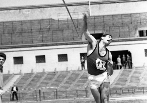 <p>Prova de llançament de javelina durant el XI Campeonato de España por Clubs, 1 de maig de 1966.</p>
<p>Fotografia: Joan Biarnés – Procedència: Arxiu Municipal de Terrassa (AMAT) – Reg: 370_008</p>
