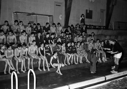 <p>El preparador holandès Nico van der Meij durant la presentació del grup de nedadors del CN Terrassa, 1 de març de 1966.<br />
Fotografia: Joan Biarnés – Procedència: Arxiu Municipal de Terrassa (AMAT) – Reg: 374_006</p>
