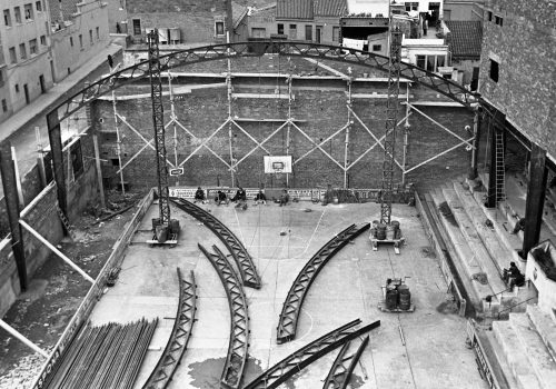 <p>Obres de cobertura i ampliació del pavelló d’esports de la Sagrada Família, situat entre els carrers de Watt i Faraday que es va inaugurar el 19 de juny de 1966.<br />
Fotografia: Joan Biarnés – Procedència: Arxiu Municipal de Terrassa (AMAT) – Reg: 380_018</p>
