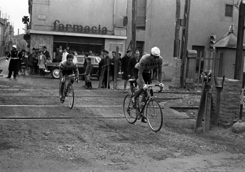 <p>En primer terme, Ramón Sáez Marzo, conegut com a Tarzán Sáez, de l’equip Ferris, durant la III Cursa Ciclista Internacional Barcelona–Andorra, organitzada<br />
per l’Agrupació Ciclista de Montjuïc, 29 de març de 1966<br />
Fotografia: Joan Biarnés – Procedència: Arxiu Municipal de Terrassa (AMAT) – Reg: 393_004</p>
