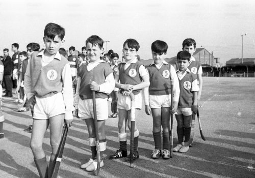 <p>Desfilada dels participants. Torneig internacional del CD Terrassa Hockey, 1967.<br />
Fotografia: Joan Biarnés – Procedència: Arxiu Municipal de Terrassa (AMAT) – Reg: 420_016</p>
