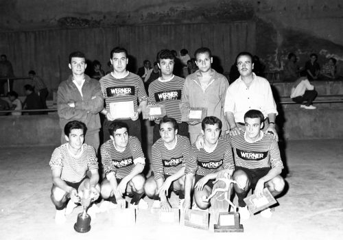 <p>Partit de futbol sala  Werner – Egara, 1967.<br />
Fotografia: Joan Biarnés – Procedència: Arxiu Municipal de Terrassa (AMAT) – Reg: 437_020</p>
