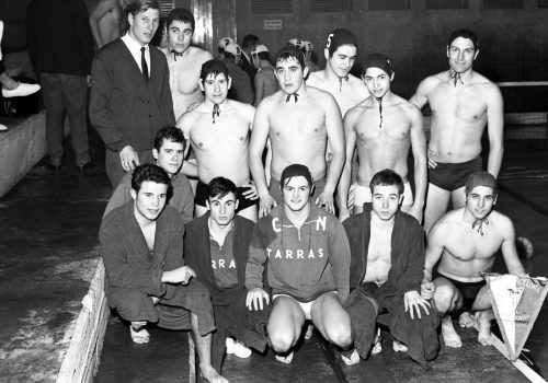 <p>Equip de waterpolo del CN Tarrasa durant el partit que disputaren amb el Barcelona CF, el 21 de gener de 1967. Dempeus i d’esquerra a dreta: Nico van der Meij, entrenador, Antoni Codina i Ruiz, Joaquim Lloberas i Bosch, Josep Codina i Ruiz, Oriol Humet, Lluís Meya i Adrubau, Enric Puig. Primera fila: Jordi Colobian, darrera, Esteve Cardellach i López, Lluís Pagès, Enric Meya i Adrubau, Francesc Batalla i Jaume Jové i Calzada. Terrassa va perdre per 5 gols a 7.<br />
Fotografia: Joan Biarnés – Procedència: Arxiu Municipal de Terrassa (AMAT) – Reg: 443_003</p>

