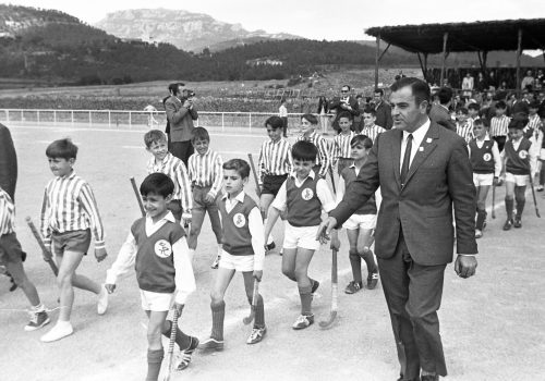 <p>Inauguració camp nº 2 del Club Egara. Equips (benjamins) del CD Terrassa Hockey i CD Egara, 1968.<br />
Fotografia: Joan Biarnés – Procedència: Arxiu Municipal de Terrassa (AMAT) – Reg: 453_009</p>
