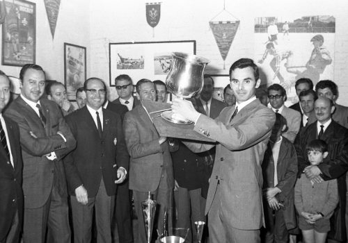<p>Lliurament del Trofeu Pedro Amat “in memoriam”, durant el VIII Torneig Internacional Egara, celebrat entre l’1 i el 3 de juny de 1968. D’esquerra a dreta, el representant a Catalunya de la Delegación Nacional de Deportes, Francesc Platon i Verdaguer; el president de la Federación Catalana de Hockey, Domènec Vernís i Bonet; el president del Club Egara, Salvador Vinyals i Pons; el periodista Jaume Fonte Farrerons; el vice-president de la Federación Catalana de Hockey Joaquim Vancells i Biosca; l’entrenador i seleccionador català, Jaume Comerma i Pons; el directiu de l’Egara, Joan Comerma i Pons; el president de la secció d’hoquei, Josep Pi i Maseras; el jugador Francesc Llongueras i Margarit, i, al centre, recollint el trofeu, Pere Amat i Fontanals.<br />
Fotografia: Joan Biarnés – Procedència: Arxiu Municipal de Terrassa (AMAT) – Reg: 476_021</p>
