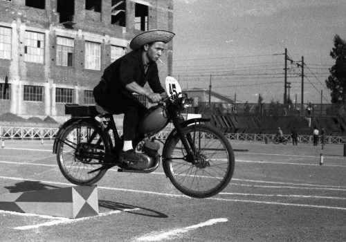 <p>IV Setmana esportiva de Terrassa. 1er Trofeu Interciutats Manresa-Terrassa.  Gimcana motorista, del 14 al 21 de juny del 1969.<br />
Fotografia: Joan Biarnés – Procedència: Arxiu Municipal de Terrassa (AMAT) – Reg: 499_003</p>
