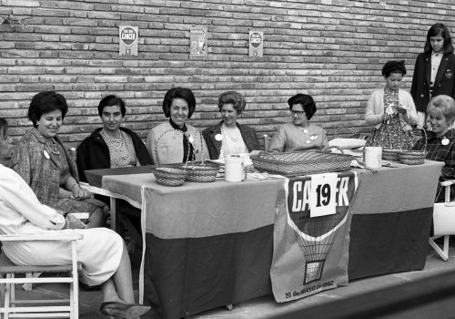 <p>Taula petitòria Lluita Contra el Càncer, a l’entrada del Club Egara, 20 de maig de 1962.<br />
Fotografia: Joan Biarnés – Procedència: Arxiu Municipal de Terrassa (AMAT) – Reg: 500_014</p>

