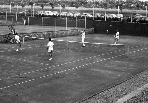 <p>Tenis. Partit de dobles, 1962.<br />
Fotografia: Joan Biarnés – Procedència: Arxiu Municipal de Terrassa (AMAT) – Reg: 500_024</p>
