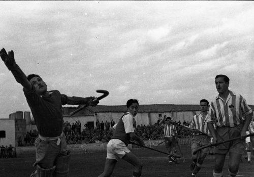 <p>Homenatge al CD Terrassa Hockey, campió d’Espanya. Partit CD Terrassa Hockey i Club Egara.<br />
Fotografia: Joan Biarnés – Procedència: Arxiu Municipal de Terrassa (AMAT) – Reg: 511_018</p>

