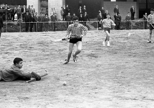 <p>Final del campionat infantil d’hoquei. Atlètic – Egara.<br />
Fotografia: Joan Biarnés – Procedència: Arxiu Municipal de Terrassa (AMAT) – Reg: 514_016</p>
