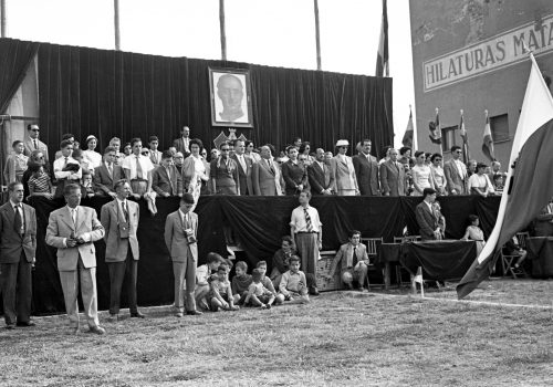 <p>Llotja d’autoritats del Torneig d’hoquei internacional, anys 50.<br />
Fotografia: Joan Biarnés – Procedència: Arxiu Municipal de Terrassa (AMAT) – Reg: 533_013</p>
