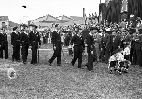 <p>Torneig d’hoquei internacional celebrat a l’antic camp del carrer obispo Irurita, actualment carrer de Pi i Margall.<br />
Fotografia: Joan Biarnés – Procedència: Arxiu Municipal de Terrassa (AMAT) – Reg: 533_039</p>

