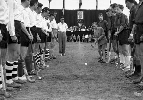 <p>Torneig d’hoquei internacional. Llançament de Tono Clapés, fill de l’alcalde de Terrassa, Josep Clapés i Targarona.<br />
Fotografia: Joan Biarnés – Procedència: Arxiu Municipal de Terrassa (AMAT) – Reg: 534_025</p>
