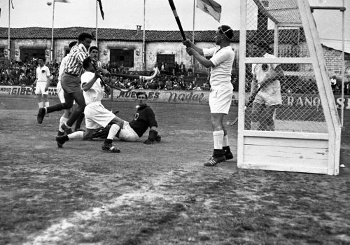 <p>Partit d’hoquei celebrat a l’antic camp del carrer obispo Irurita, actualment carrer de Pi i Margall.<br />
Fotografia: Joan Biarnés – Procedència: Arxiu Municipal de Terrassa (AMAT) – Reg: 553_041</p>
