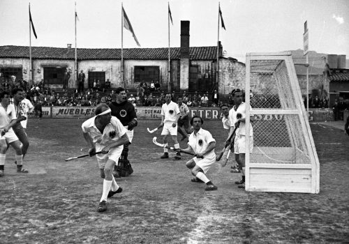 <p>Partit d’hoquei, anys 50.<br />
Fotografia: Joan Biarnés – Procedència: Arxiu Municipal de Terrassa (AMAT) – Reg: 557_002</p>
