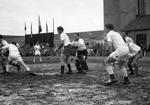 <p>Partit d’hoquei, anys 50.<br />
Fotografia: Joan Biarnés – Procedència: Arxiu Municipal de Terrassa (AMAT) – Reg: 562_005</p>
