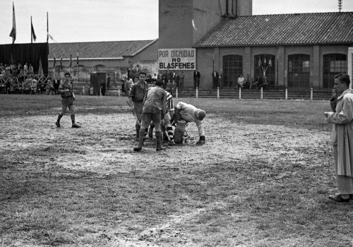<p>Partit d’hoquei, anys 50.<br />
Fotografia: Joan Biarnés – Procedència: Arxiu Municipal de Terrassa (AMAT) – Reg: 562_010</p>
