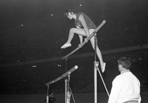 <p>Gimnàstica rítmica durant els actes d’inauguració del Palacio de Deportes de Madrid, 1960.</p>
<p>Fotografia: Joan Biarnés – Procedència: Arxiu Municipal de Terrassa (AMAT) – Reg: 586_008</p>
