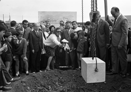 <p>Col·locació de la primera pedra del que seria la Zona Esportiva de Terrassa, 6 de juny del 1961. Al centre, l’escriptor, periodista i tinent d’alcalde de Serveis Municipals de Terrassa, Lluís Ventalló i Vergés, acompanyat de la seva esposa, Irene Surrallés i Palet, i a la seva esquerra, Santiago Trullàs i Vila, regidor d’Esports.<br />
Fotografia: Joan Biarnés – Procedència: Arxiu Municipal de Terrassa (AMAT) – Reg: 627_059</p>
