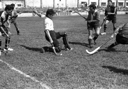 <p>Partit d’hoquei, anys 60.<br />
Fotografia: Joan Biarnés – Procedència: Arxiu Municipal de Terrassa (AMAT) – Reg: 635_039</p>
