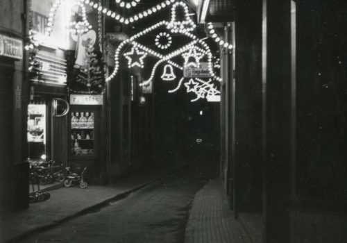 <p>Carrer Cremat amb il·luminació nadalenca, 1982. Autor: Pere Alsius Masgrau. Fons Família Alsius-Soldevila. AMAT. Ref. 688441</p>
