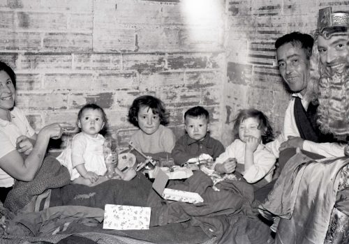 <p>Visita del Rei d’Orient a casa, la nit de Reis del 1961. Autor i fons: Fotos Francino. Ref. 1265923</p>
