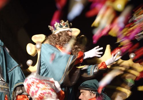 <p>El Rei ros llançant caramels en la cavalcada del 2005. Autor: BadiaCasanova Fotografia. AMAT. Ref. 899161</p>
