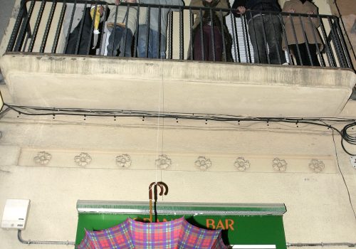 <p>Esperant l’arribada de la cavalcada de Reis, el 2004. Autor: BadiaCasanova Fotografia. AMAT. Ref. 519606</p>
