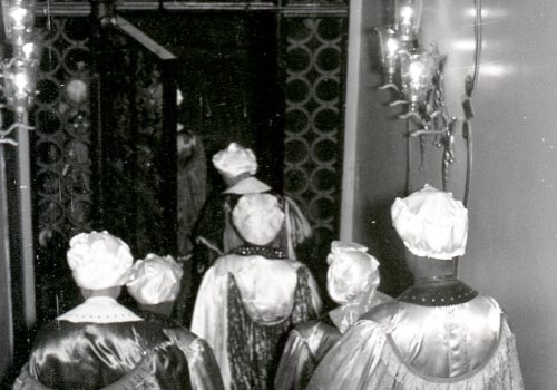 <p>El seguici dels Reis d’orient marxant d’un domicili, la nit de Reis del 1962. Autor i fons: Fotos Francino. Ref. 1266119</p>
