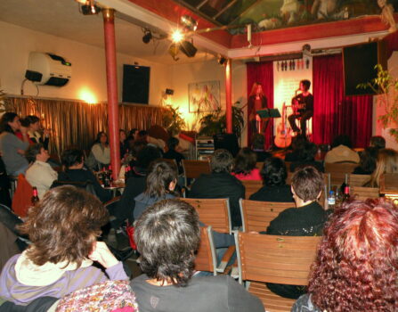 <p>Acte del segon concurs de relats curts i poemes de Dona Més Dona, al bar Reina Victòria.</p>
