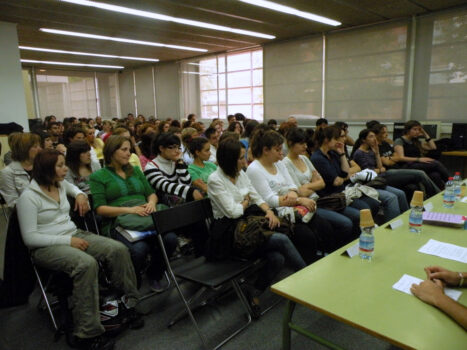 <p>Assistents a l’acte sobre educació en la diversitat afectiva i sexual organitzat per Dona Més Dona a l’IES Montserrat Roig el maig del 2009.</p>
